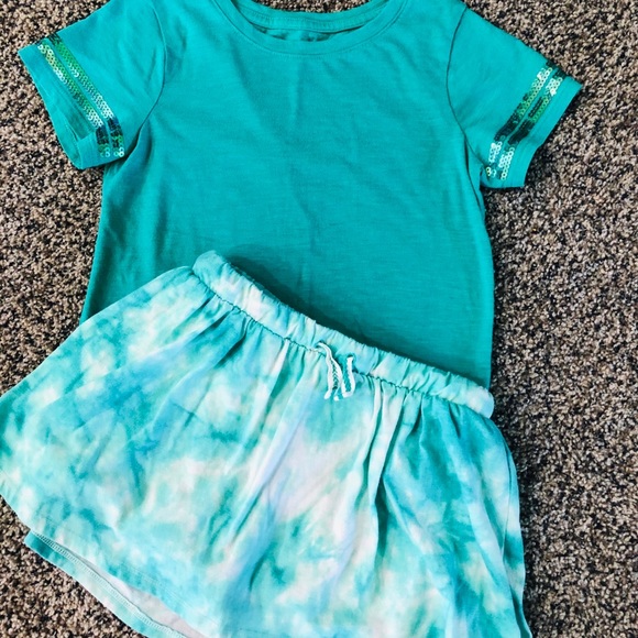 Clothes - Picture 1 of 1